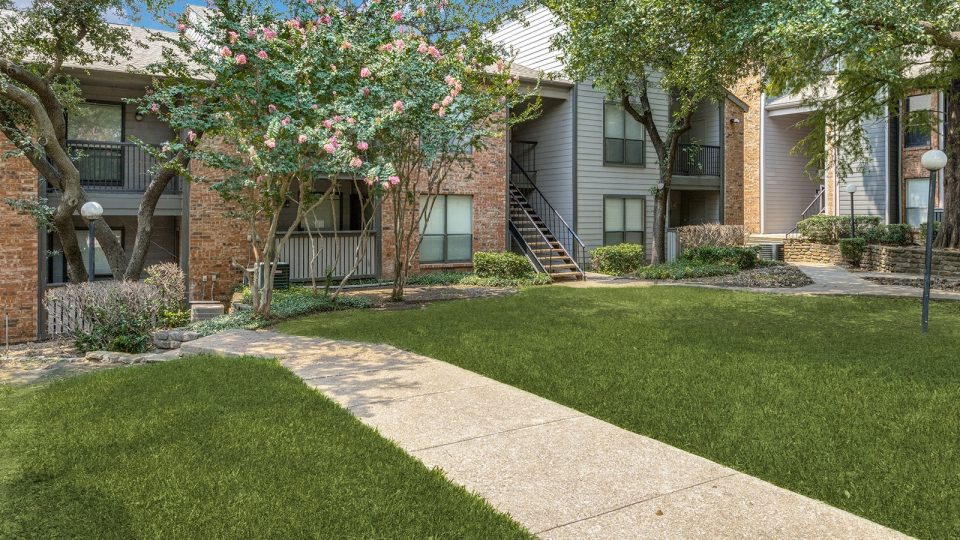 the walkway and lawn at The Falltree Apartments